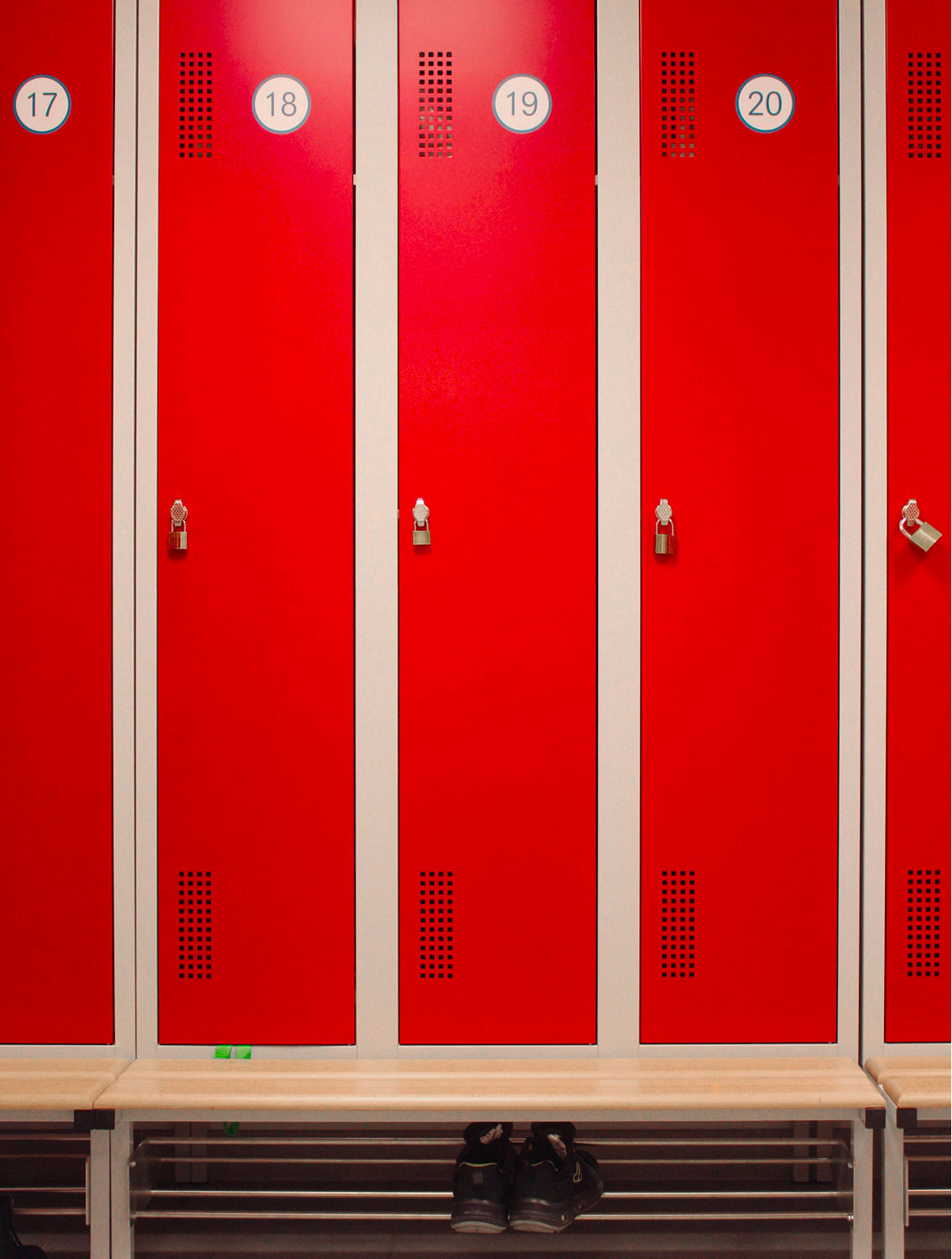photo-face-interieur-vestiaire-ondal-sarreguemines-atelier-lullin-architectes-strasbourg